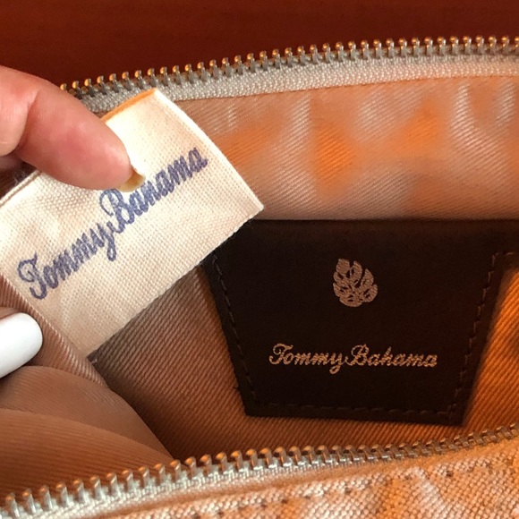✨3 for $40✨Tommy Bahama canvas wristlet. - Picture 8 of 8